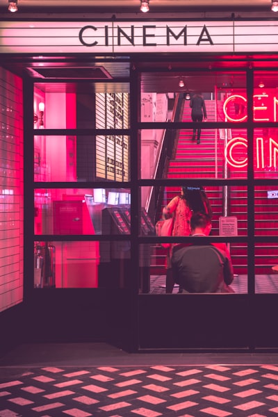 科幻剧《边缘世界》第二季海报，充满未来感的城市与人物