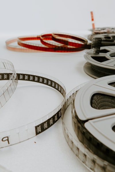 电影《沙丘2》海报，沙漠中的巨大飞船与人物